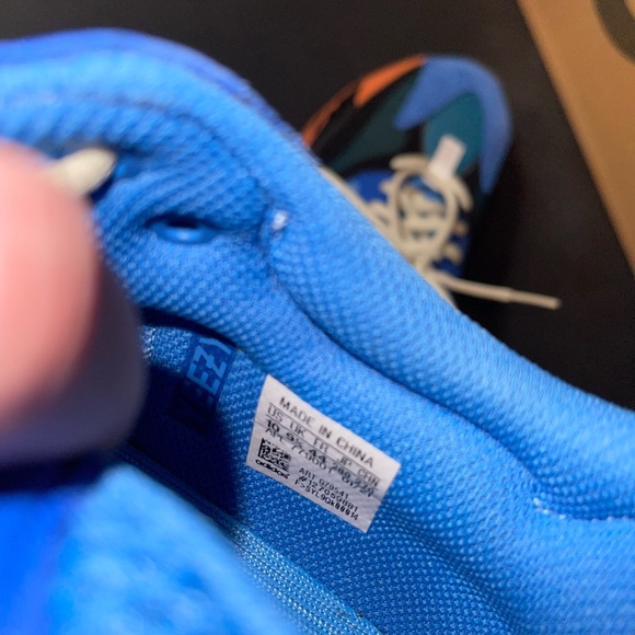 Yeezy 700 Bright Blue - Picture 9 of 11
